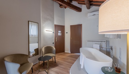 Deluxe Room, Bathtub