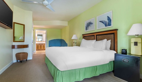 1 BEDROOM KING SUITE W/ BALCONY