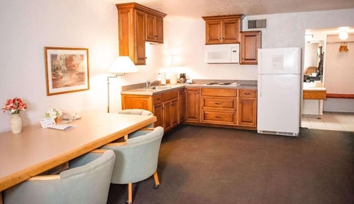 Deluxe Studio, 1 King Bed, Non Smoking, Kitchenette