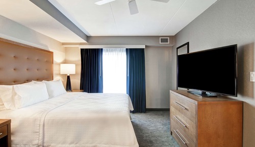 Suite, 1 King Bed, Accessible, Bathtub