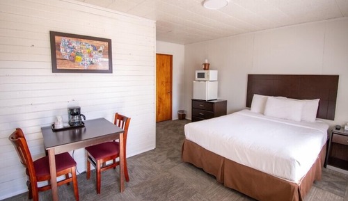 Two rooms, 1 Queen bed in each room