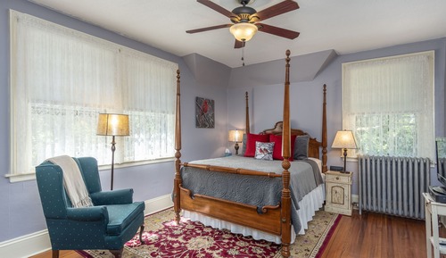 Deluxe Room, 1 Queen Bed, Fireplace, Garden View