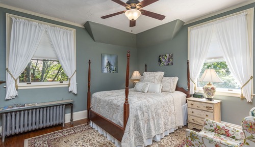 Deluxe Room, 1 Queen Bed, Fireplace, Garden View