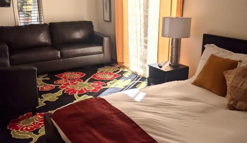 King Bed and Queen Futon with 2 person in room Jacuzzi Tub 