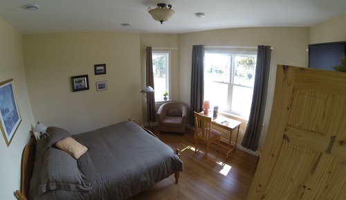 Premium Room, 1 Queen Bed, Refrigerator & Microwave, Partial Sea View