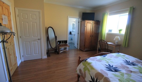Standard Room, 1 Queen Bed, Ensuite, Garden View