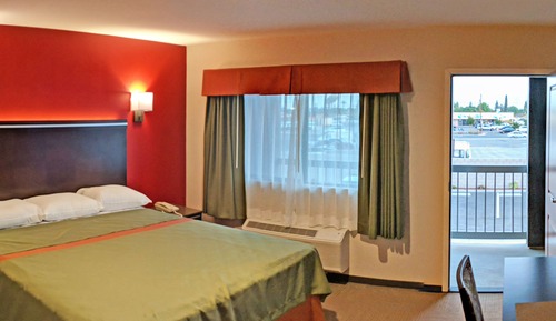 1 King Bed with Balcony