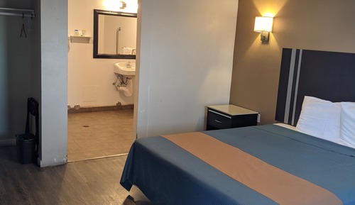 1 King Bed, Accessible with Roll-in Shower