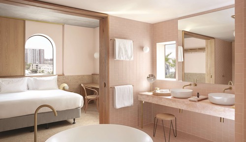 Deluxe Suite, 1 King Bed, Pool View