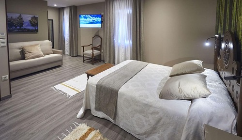 Family Room 2 adults + 2 kids
