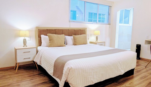 Studio with kitchenette, King bed, 1 bath