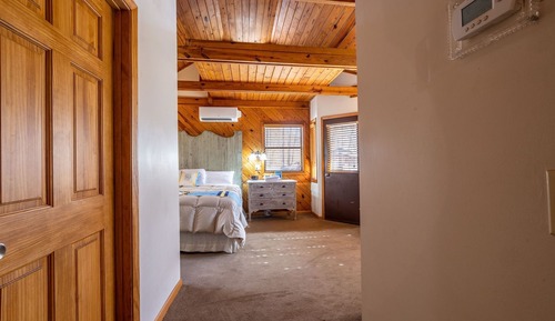 Room, 1 King Bed, Mountain View (Dogwood Lodge: King Room)