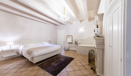 Luxury Suite, 1 King Bed, Non Smoking, Bathtub