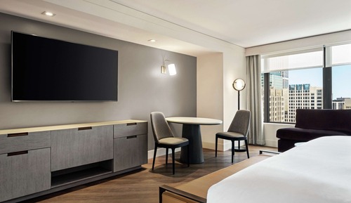 Premier Studio, 1 King Bed, Accessible