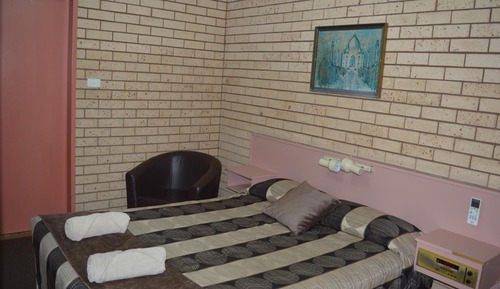 Standard Double Room (1 queen bed)