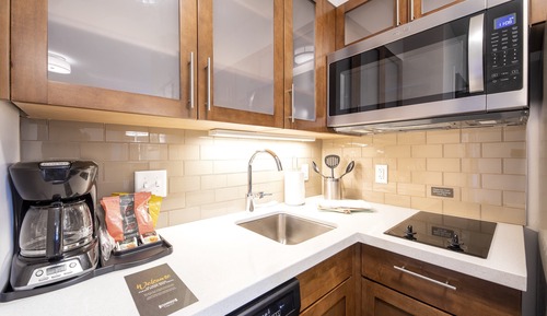 Studio Suite, 1 Queen Bed, Kitchen, Pool View