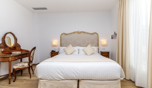 Double Room (Correos)