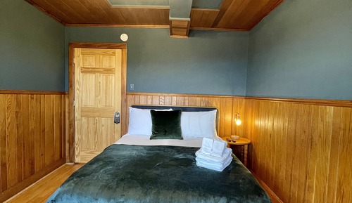 Deluxe Room, 1 Queen Bed, Non Smoking, Balcony (Room 308)