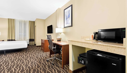 King Accessible Suite (Roll-In shower / First Floor)