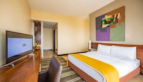 Standard Room, 1 King Bed, Smoking, Pool View