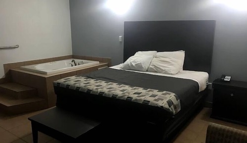 Standard Room, 1 King Bed (Jetted Tub)