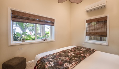 Deluxe 1 Bedroom Suite, TV Room, 1 King Bed, Private Bathroom, Ocean View, Non Smoking