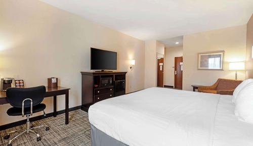 Standard Room, 1 King Bed, Accessible, Bathtub