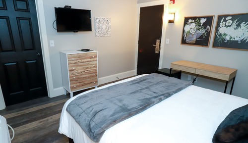 Queen Standard Room