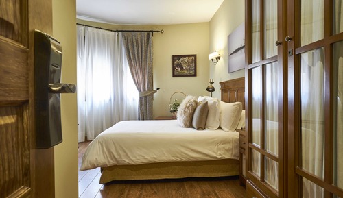 Design Suite, 1 Queen Bed