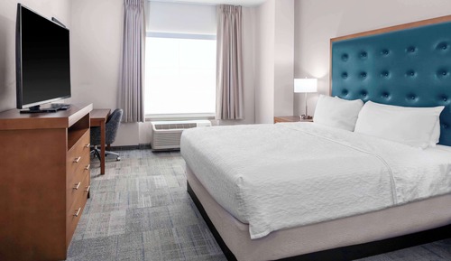 Suite, 1 King Bed, Accessible, Bathtub