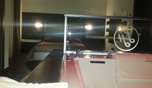 Luxury Suite, 1 King Bed, Jetted Tub