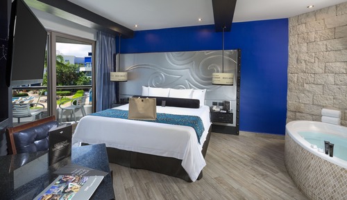 Deluxe Diamond, one king bed