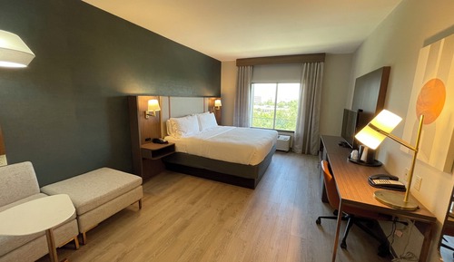Standard Room, 1 Queen Bed, Mobility Accessible (Accessible Tub)