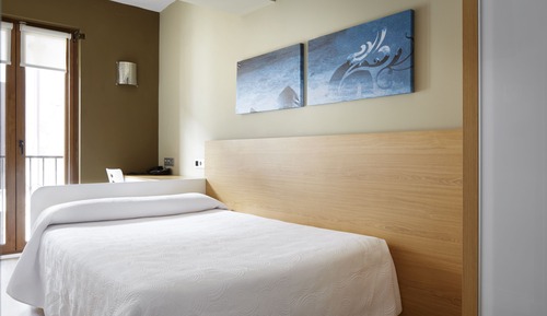 Single Room 1 night deposit charged upon reservation, returned if cancellation 5 days prior to arriv