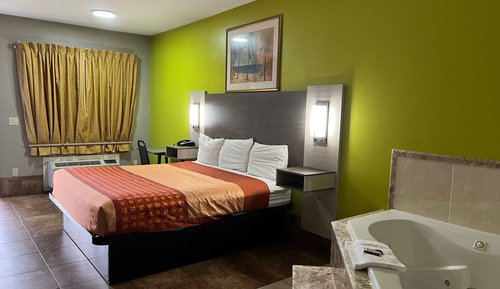 Deluxe Room, 1 King Bed, Non Smoking, Jetted Tub
