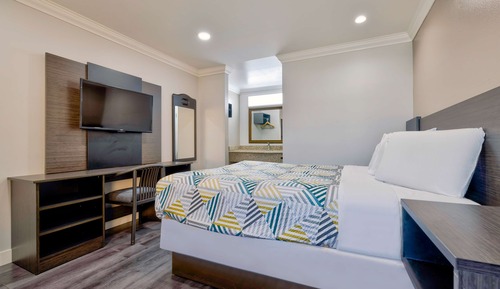 Deluxe Suite, 1 King Bed, Non Smoking, Refrigerator & Microwave