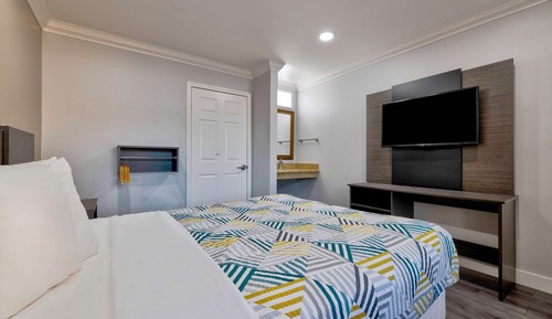 Deluxe Room, 1 Queen Bed, Smoking, Refrigerator
