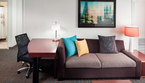 Suite, 2 Bedrooms (Mobility/Hearing Access, Roll-In Shwr)