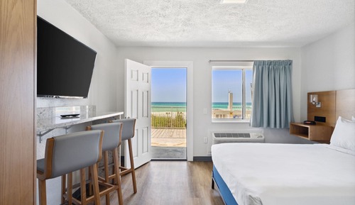 Room, 2 Queen Beds, Kitchen, Beachfront (Walkout)