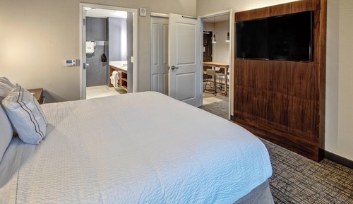 Suite, 2 Bedrooms (Mobility/Hearing Access, Roll-In Shwr)