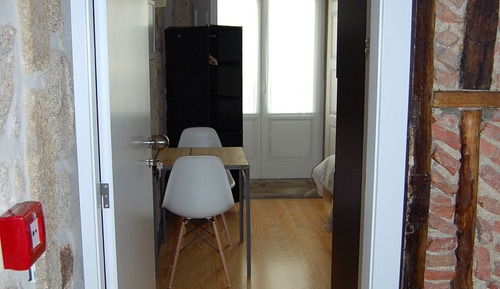 Studio, Balcony (Rua)