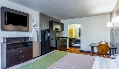 Deluxe Room, 1 Queen Bed, Smoking, Kitchenette