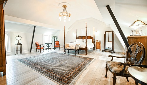 Signature Studio Suite, 1 King Bed, Annex Building