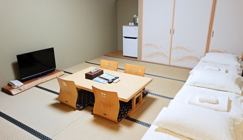 Room (303)