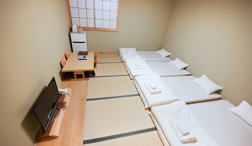 Room (402)