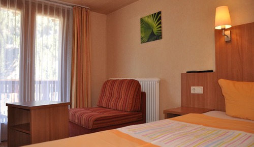 Basic Room, 1 Queen Bed, Non Smoking, Mountain View