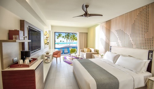 Junior Suite, 1 King Bed with Sofa bed, Oceanfront (Club, Swim Up)