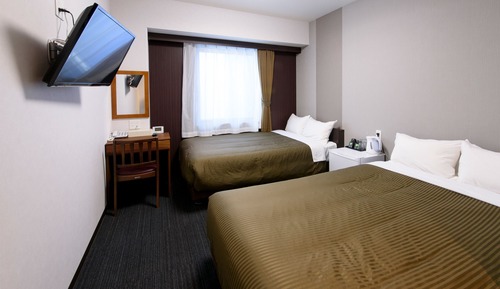 Twin Room, Smoking