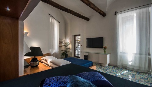 Suite (Mirella)