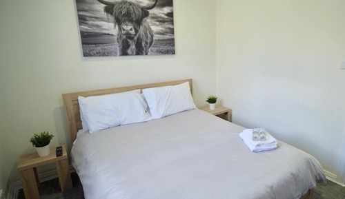Standard Room, 1 Queen Bed, Shared Bathroom